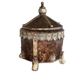 CERAMIC storage pot decorative excellent condition great for home decor